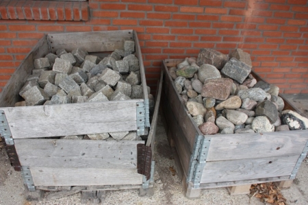 Pallet with cobblestone, ca. 250 + pallet with stone, mixed