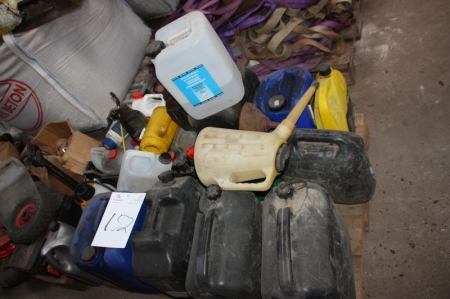Pallet with diverse, including oil, washer fluid, hand sprayer, etc. + pallet with various
