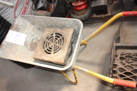 Wheelbarrow + sewer grate, cast iron + plastic measuring well