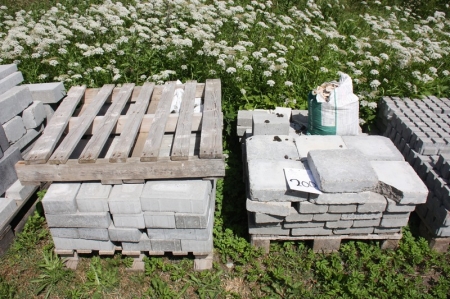 Pallet with drain tiles, approx. 4 m2 + pallet with granite cobblestones + sweepings, etc.