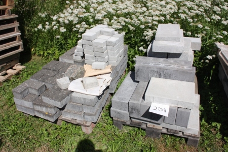 2 pallets of approx. 10 pieces. curbs + concrete slabs