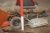 Palle med skovværktøj: fældejern, kiler, trækspil, hegnsstrammer + advarselsskilt