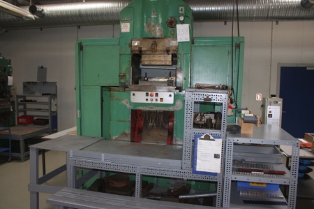 Knockle joint press, type GK 600/1453 with control unit + noise cabinet
