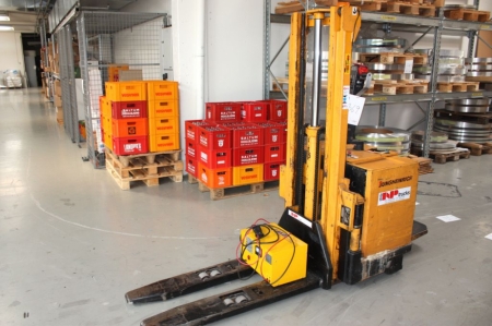 Electric pallet stacker
