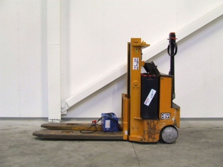 Electric pallet stacker
