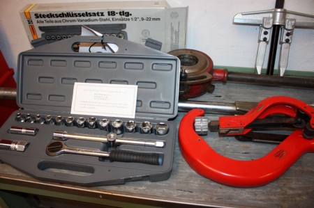 Miscellaneous tools: pipe cutter, puller, thread block, socket sets, wrench, vice