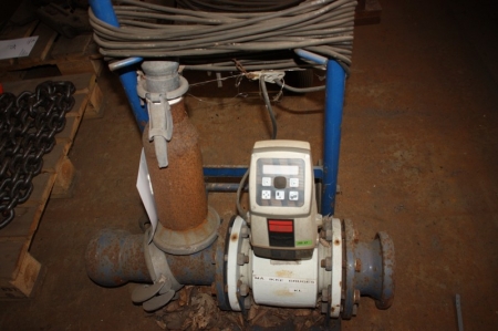 Pump with flow meter, MAGFLO, 121CZ11000, mounted on hand truck