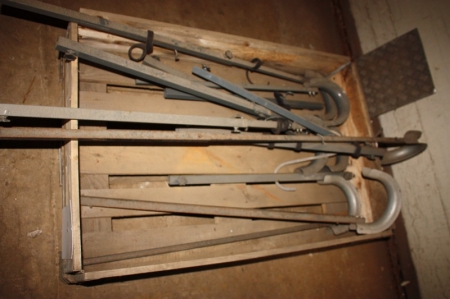 Pallet with hangers for hoses