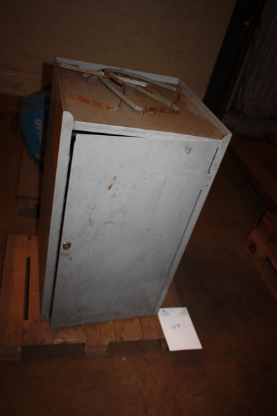Tool cabinet with drawers. With content