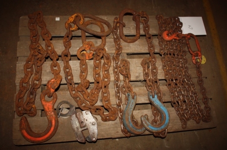 Pallet with various lifting chains with hook + Sheet metal clamp, 1000 kg, 0-25 mm, with approval tag