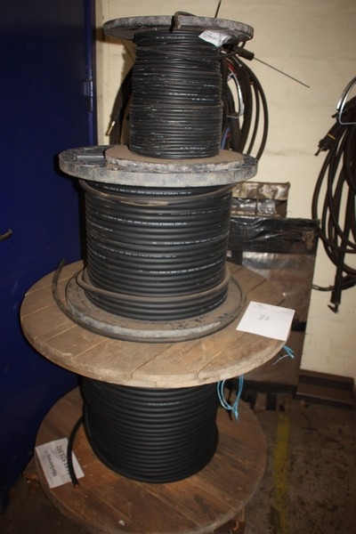3 x cable reels, labeled USE <HAR> H07RN-F 221 1x6 mm2 + top cable, topweld H01N2-D 1x95 AENOR + USE <AAR> h01 w2-d 120 213 + various welding cable on wall + trailer