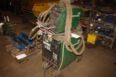CO2 welder, Migatronic KMX 550 + wire feed box + welding cables welding + handles + pressure gauge. Mounted in a frame on wheels