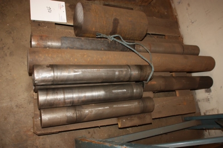 Pallet with solid steel cylinders
