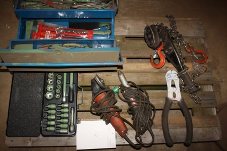 Pallet with miscellaneous, including Socket Set + toolkit with content including power angle grinder, ø125, Fein + power die grinder, Metabo + bolt cutters + lever block, 1000 kg, with approval tag
