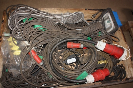 Palle med diverse, bl.a. elkabel, 380 volt, 220 volt + arbejdslamper med videre