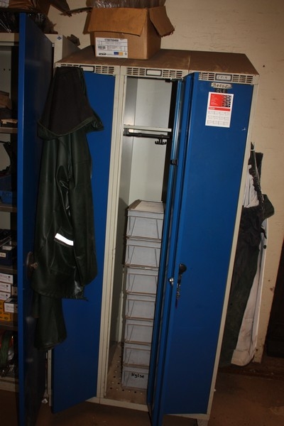 3-compartment locker with content