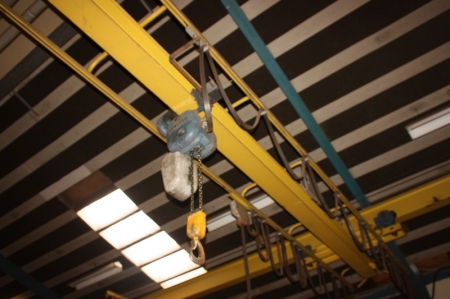 Overhead crane (36) Demag electric hoist during traverse, 1000 kg Hitch, 1000 kg. 2 speed up / down. Span approx. 9 meters