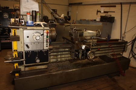 Lathe, Harrison M400. Centre height approx. 220 mm. Bore approx. 60mm. Rotary slide around. 1500 mm + steel rack with accessories + steady rest