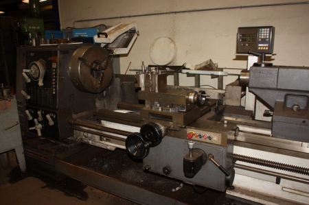 Lathe, Harrison M750. Digital control of X and Z. Centre height approx. 400 mm. Bore approx. 270 mm. Carriage length approx. 1500 mm + cupboard containing 2x three jack chuck + four jack chuck