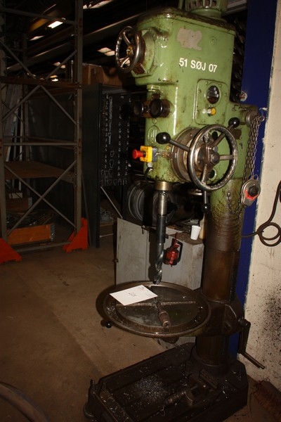 Drill press, Møller & Jochumsen, type SB-32.R. Speed: 35/1410 + vise + wardrobe with accessories
