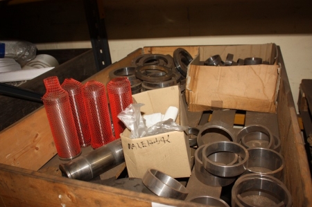 Pallet with various flanges + hydraulic pistons, rings, etc.