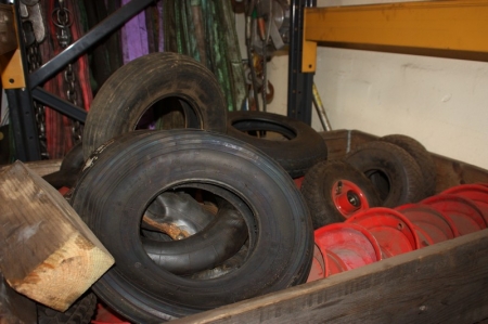 Pallet with rims, tires and tubes for castors