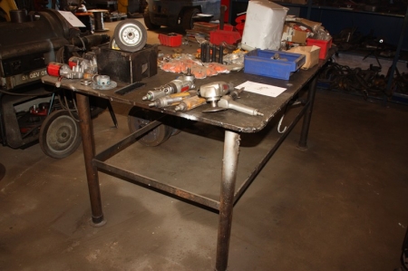 Welding table, approx. 2000 x 1600 mm + vise. Without content