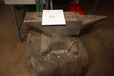 Anvil on the stump. Distance from horn to back, approx. 580 mm. Width approx. 130 mm