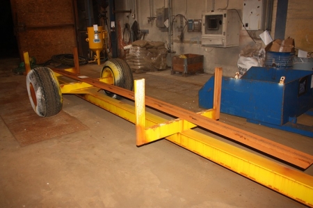 Materialevogn med gummihjul, længde ca. 8,4 meter, bredde ca. 1,1 meter. Styrebeslag for truck