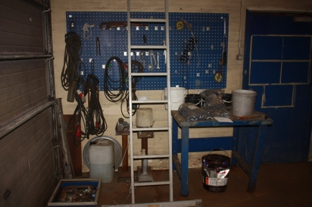 Arbejdsbord, ca. 1000 x 750 mm + værktøjstavle med diverse indhold, bl.a. håndværktøj, blindpropper (plast), elkabler (220 og 380 volt), alustige (14 trin)