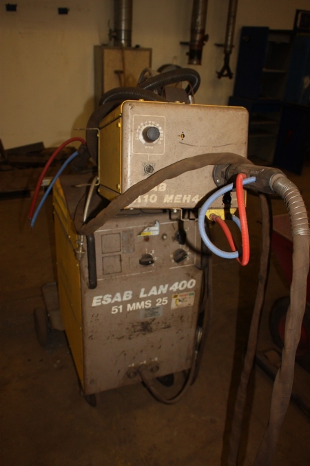 CO-2 svejsemaskine, ESAB LAN 400 + trådfremføringsboks, ESAB MEH 44 + svejsekabel + svejsehåndtag + køleenhed. Monteret i ramme på hjul