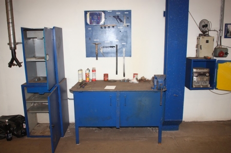 Welding Bench, approximately 1400x770x10mm + vice + content + tools + board cabinet with radio
