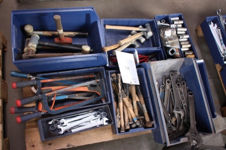 Palle med diverse håndværktøj: fastnøgler, skiftenøgler, toppe, gummihamre, nedstrygere, hamre med videre