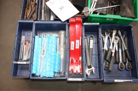 Pallet with various tools, including wrenches, ratchet wrenches, thread cutting tools, punches, measuring tools, chisels, etc.