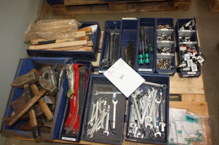 Pallet with various tools, including sockets, screwdrivers, spanners, sledge hammers, grips, adjustable wrenches, etc.