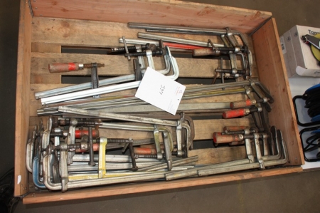 Pallet with many clamps