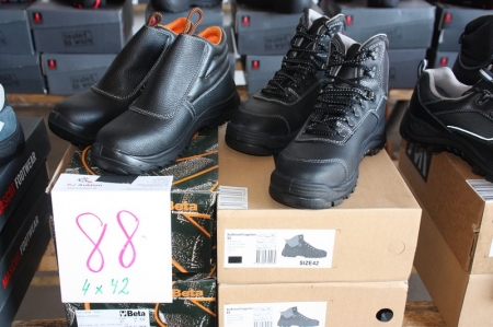 4 x safety boots, size 42