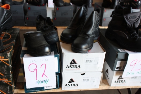 4 x safety boots: 3 x 41 + 1 x 40