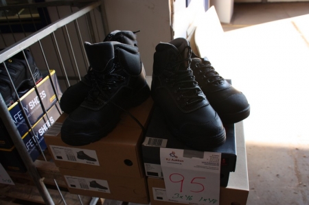 4 x safety boots: 3 x 46 + 1 x 47