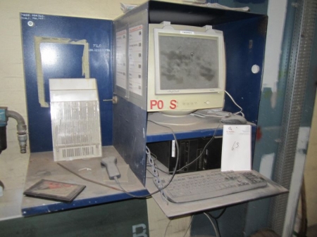 Arbjedsstation med computer, skærm, tastatur og håndskanner