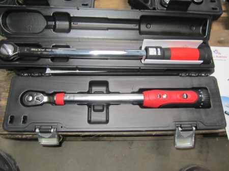 2 x torque wrenches in the trunk, unused