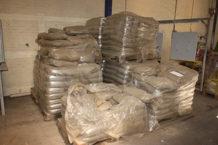 About 9 pallets sand for sandblasting