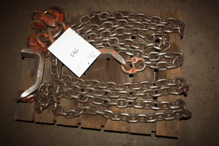 Pallet with lifting chains with hooks, approved