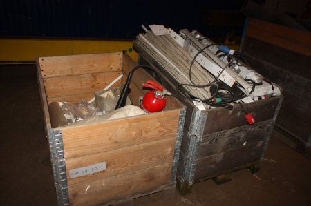 Pallet with ceiling light fittings + fluorescent tubes + pallet with miscellaneous