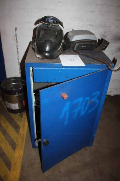 Steel cabinet with content: including fresh air equipment, Adolfo