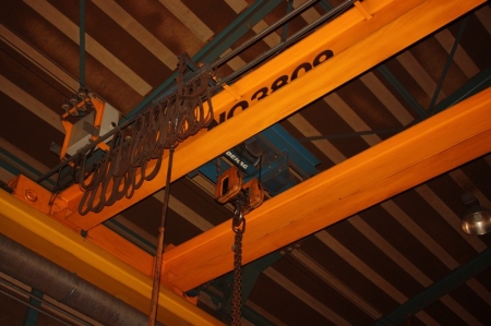 Overhead Crane (3809). Double cross member. Electric hoist on cross member. Electric hoist: Demag, capacity 10000 kg + hook: 10 + ton lifting chains. 2 speeds. Wingspan about 14 meters, incl. scale 0-10.000 kg 