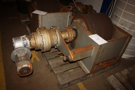 Palle med drevne hjul for svejserullebukke, ESAB. Ca. ø600 mm. 80 ton. Pemamek OY. SN: F4710. Max loading output: 400 kN. Hastighedsområde: 60-1200 RPM. Vægt: 3470 kg