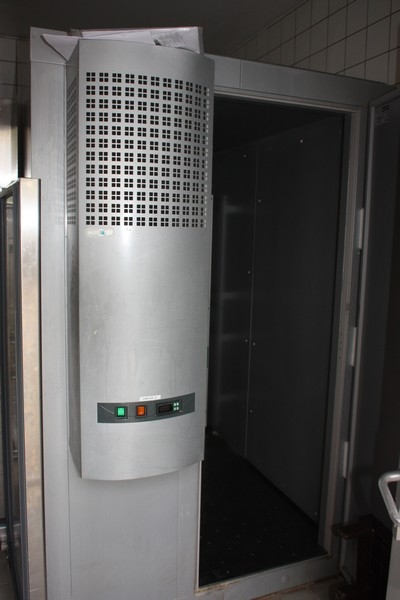 Kølerum med nøgle, Ambactus, model 02-1. Årgang 2009. Indvendige mål: dybde ca. 180 cm, bredde ca. 130 cm, højde ca. 195 cm. Manual medfølger