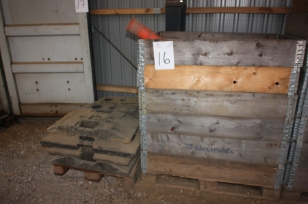 Pallet with fencing equipment + fencing feet + fencing boards in container