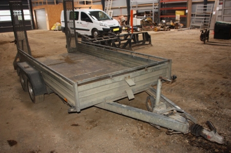 Machine Trailer with loading ramp LD9577 (license plate not included). Year 2004. T3500/L2800. Year 2004.
